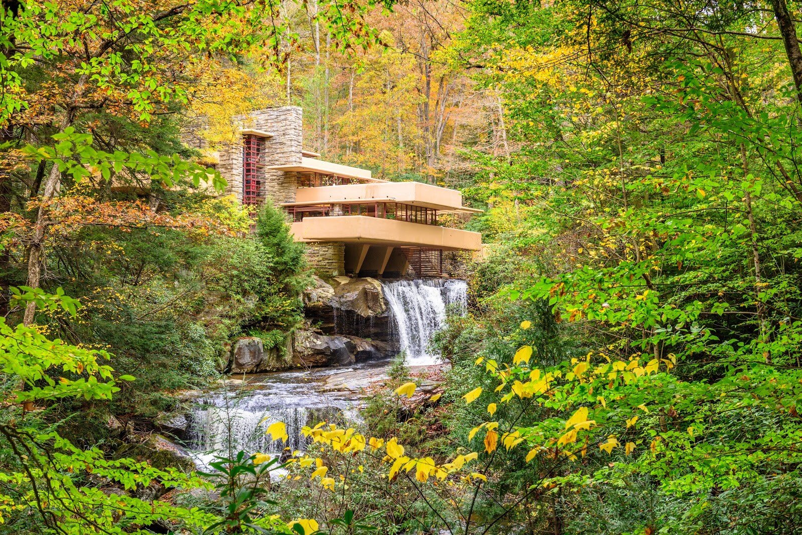 The tiered levels in Wright’s Fallingwater in Pennsylvania integrate with the dropping waterfall.