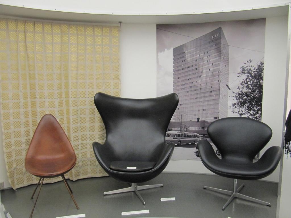 Lightweight with floating bases, Arne Jacobsen’s Egg and Swan Chairs were perfectly modern. 