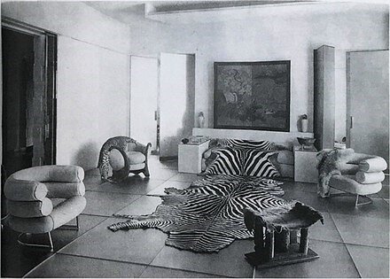 Gray’s Bibendum chairs appear on the left and right of the photo. 