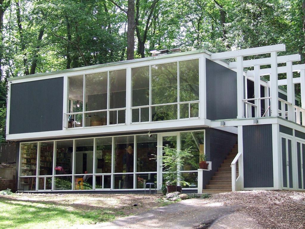 House in Hollin Hills neighborhood of Fairfax County, Virginia. Designed by architect Charles M. Goodman.Photo courtesy of Clarissa Peterson and Wikimedia Commons